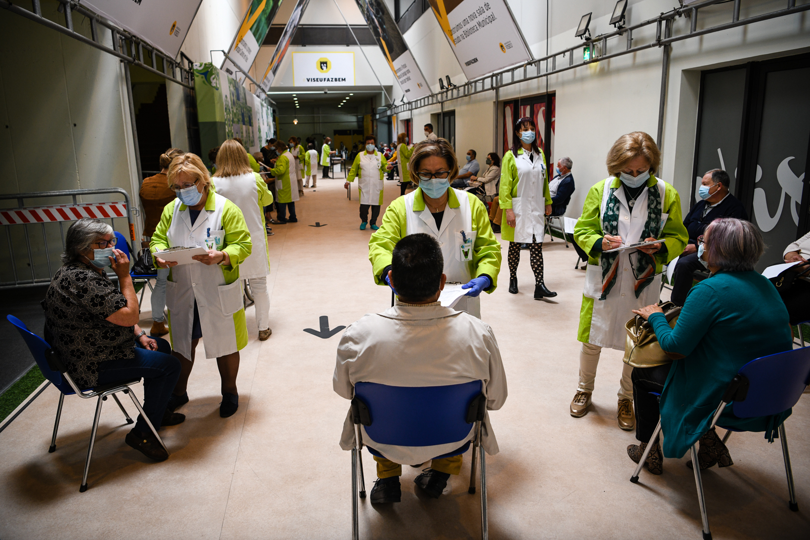 Liga dos amigos e voluntários do centro Hospitalar de Viseu a trabalhar no centro de vacinação