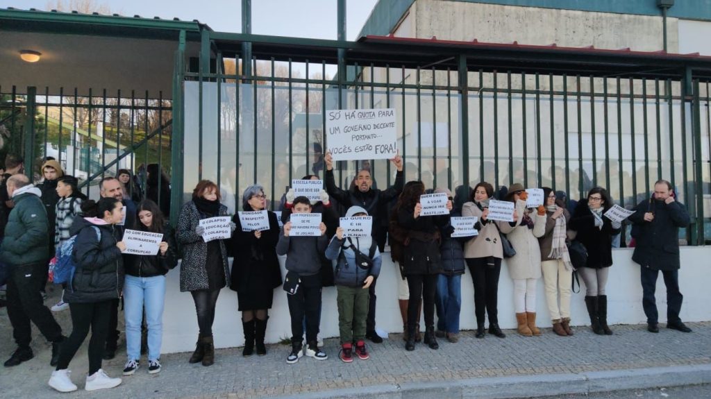  Mais de meia centena de professores fazem greve em Castro Daire - Jornal do Centro