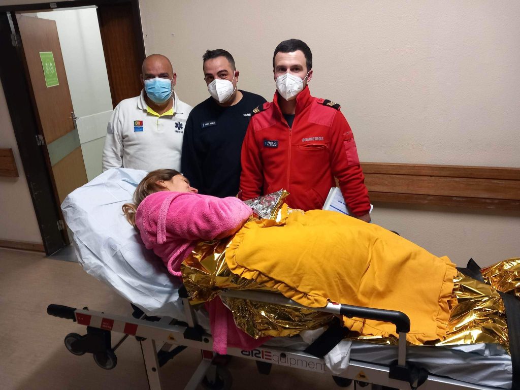  “É uma sensação única”: Bombeiros de Armamar ajudam bebé a nascer em ambulância - Jornal do Centro