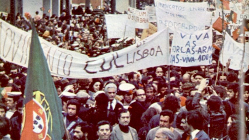  25 de Abril: Os três Ds: democratizar, descolonizar e desenvolver - Jornal do Centro