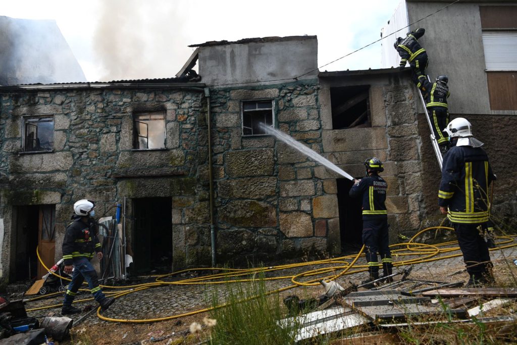  Lordosa: Incêndio destrói casa e faz um ferido - Jornal do Centro