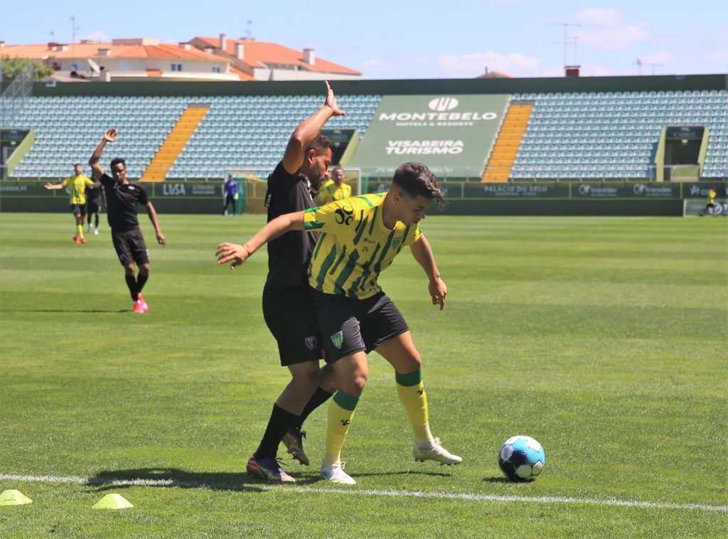  CD Tondela vence Académico de Viseu em jogo de treino - Jornal do Centro