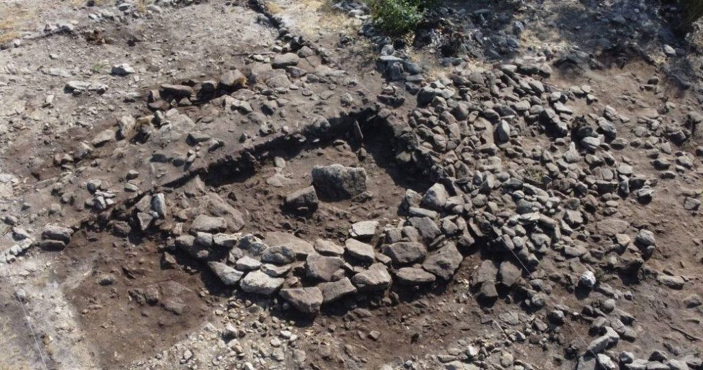  Arqueólogos destapam sepulcros pré-históricos em Oliveira de Frades - Jornal do Centro