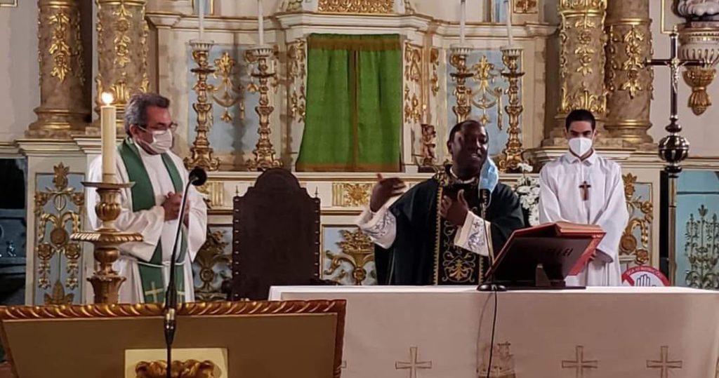  Fiéis protestaram, mas bispo de Viseu substituiu o padre Raimundo. Pároco diz que sai de coração cheio - Jornal do Centro
