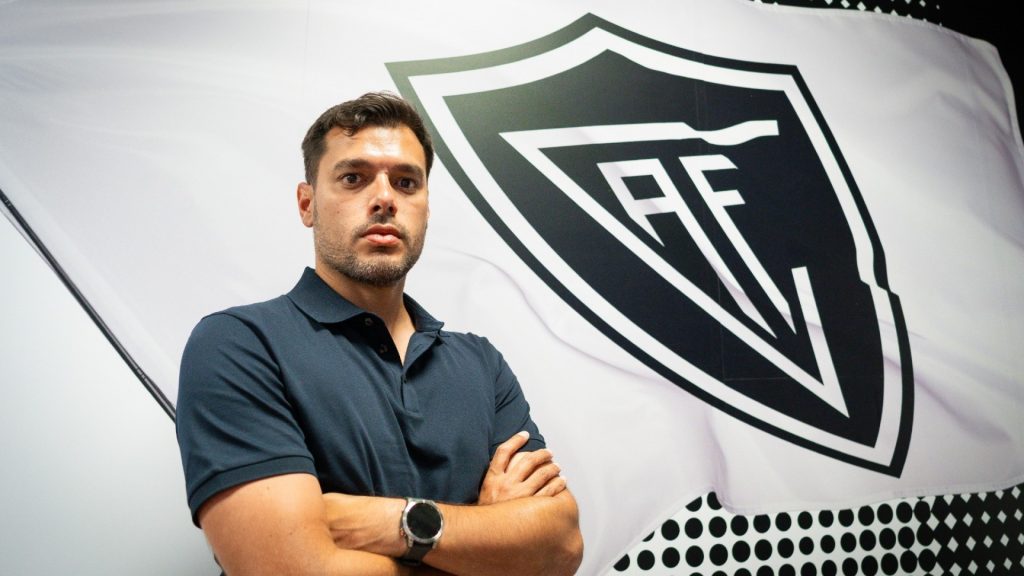  Académico de Viseu anuncia rescisão do contrato com Vítor Martins - Jornal do Centro