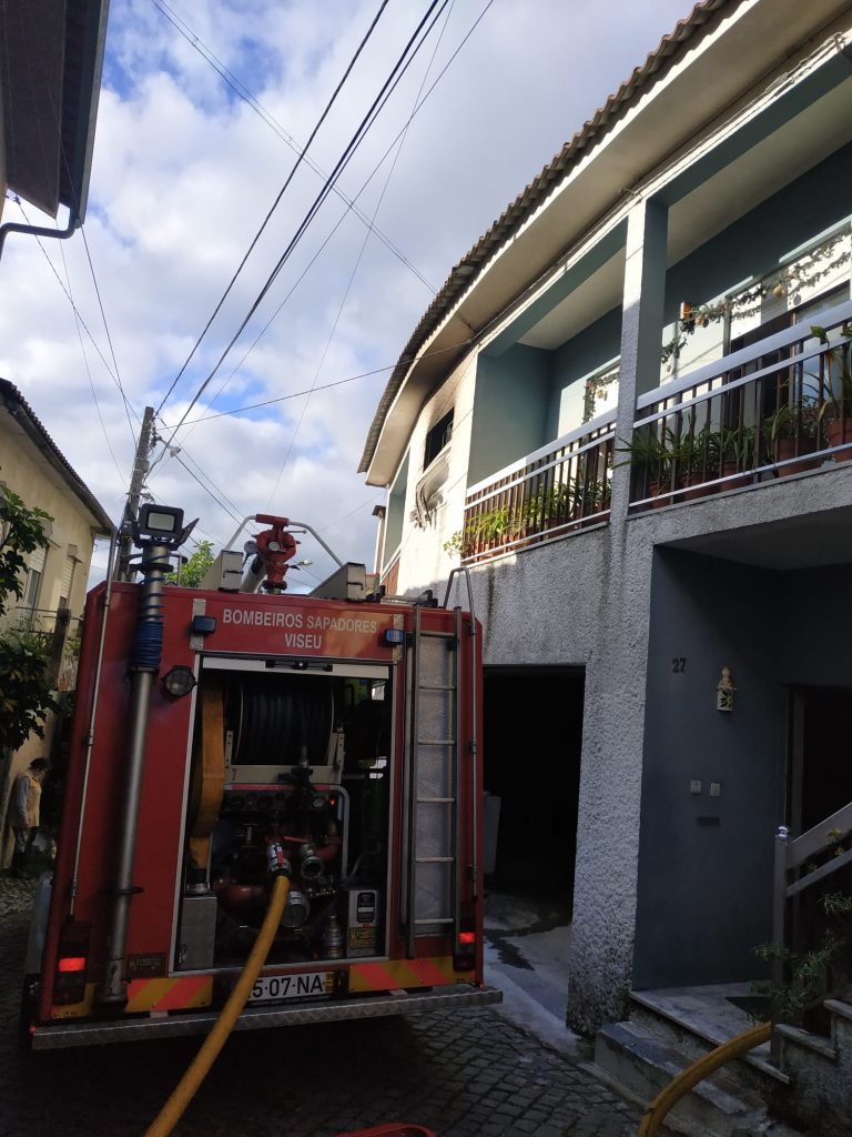  Incêndio urbano em Vila Nova do Campo com um ferido grave - Jornal do Centro