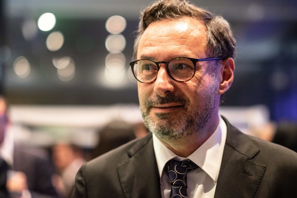  Eduardo Arimateia apresenta a obra de poesia ”A lesma arrasta-se” - Jornal do Centro