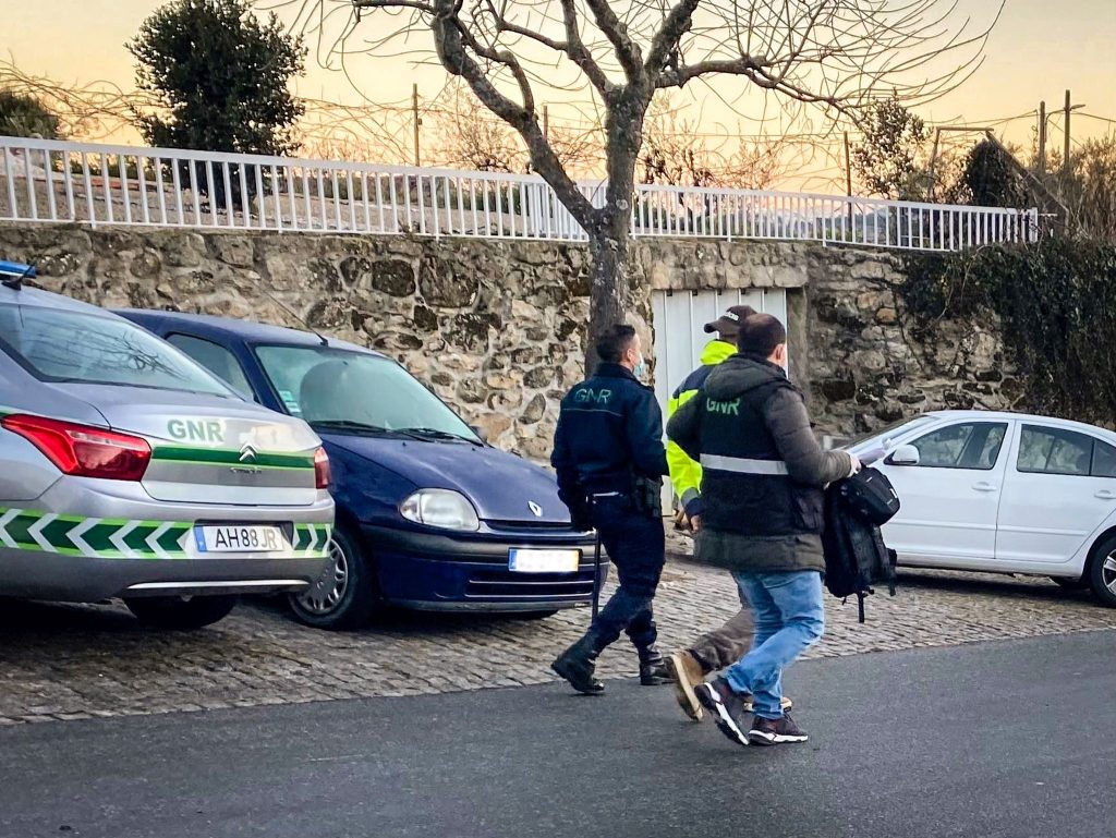  Pais e filhos fazem parte do grupo de assaltantes que usava violência extrema para roubar idosos - Jornal do Centro