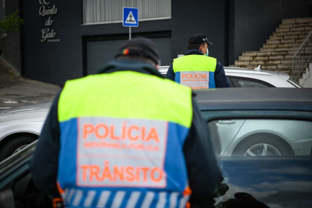  Viatura vandalizada em Vildemoinhos - Jornal do Centro