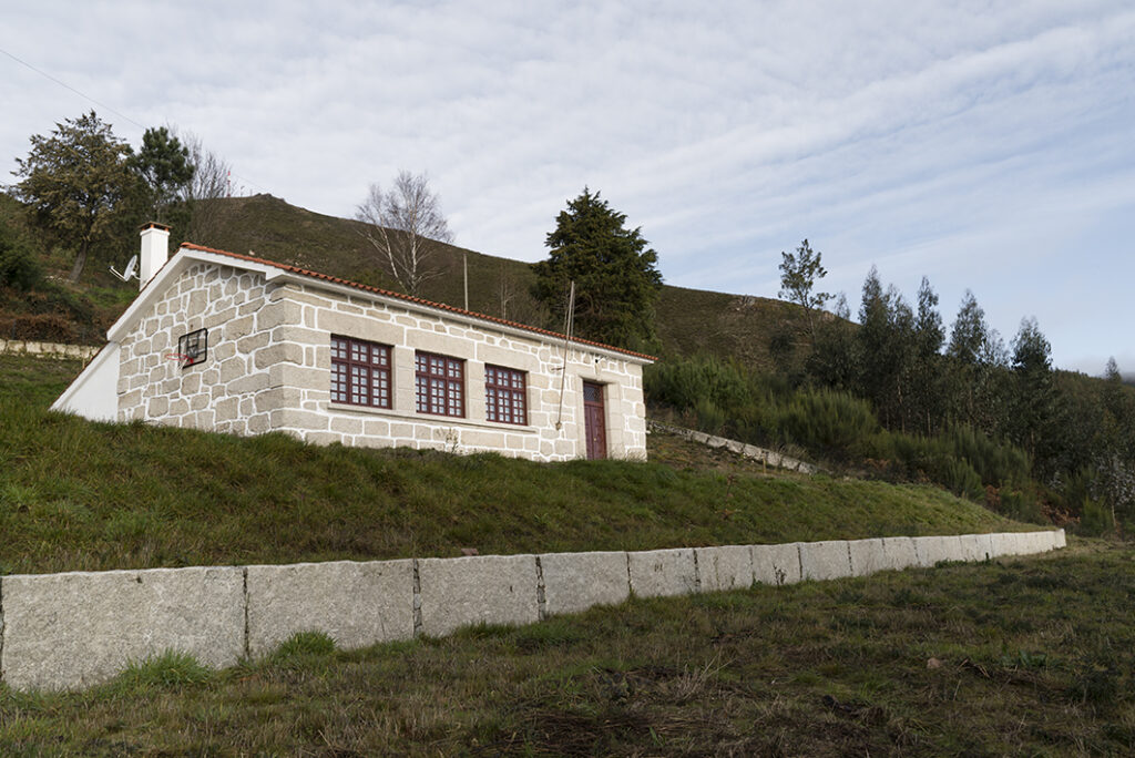  Antiga escola primária de Macieira abre-se a residências artísticas em cenário de montanha - Jornal do Centro