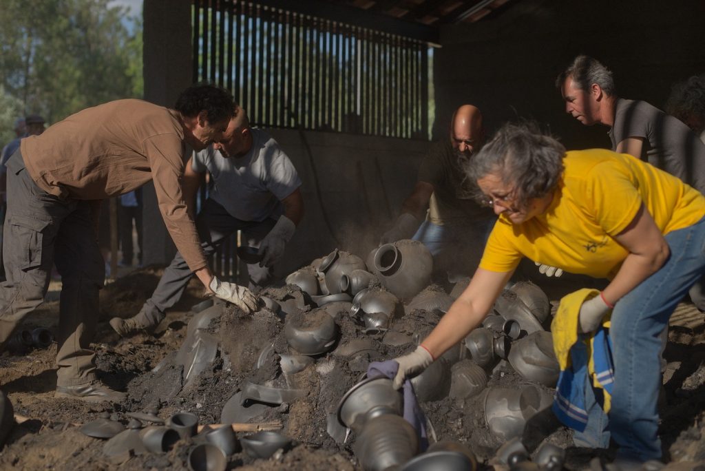  Especialistas de cerâmica visitam Tondela para conhecer barro negro de Molelos - Jornal do Centro