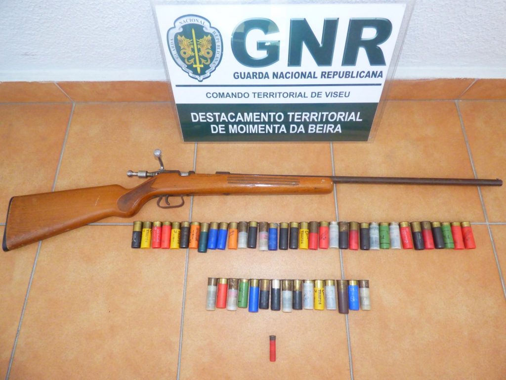  Homem suspeito de assalto a anexo agrícola detido por posse ilegal de arma