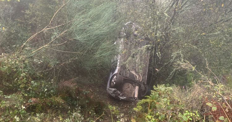  Carro cai em ravina com mais de 10 metros em Castro Daire - Jornal do Centro