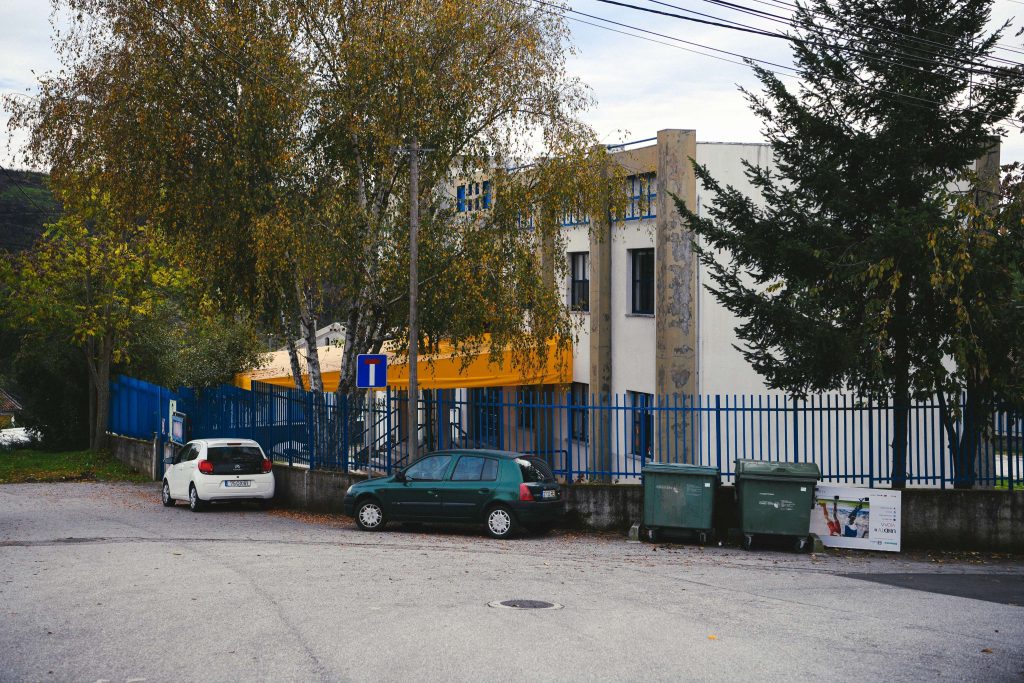  Escola ‘amiga’ da Multideficiência sem elevador para transportar aluno - Jornal do Centro