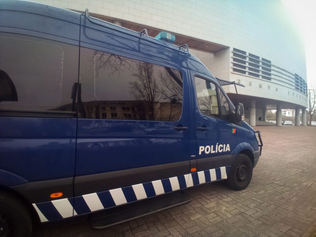  Jovem danifica sinal de trânsito e vai apresentar queixa contra polícias por agressão - Jornal do Centro