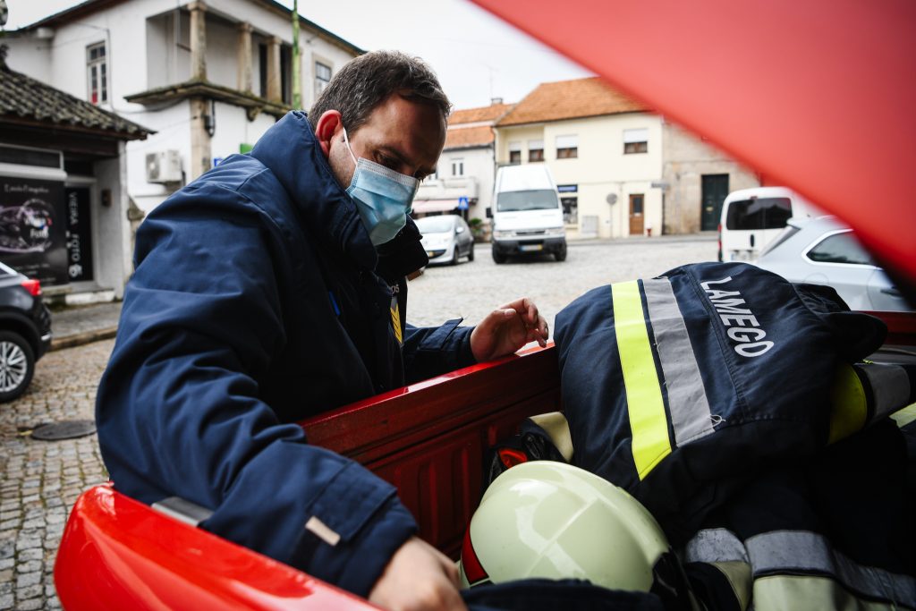  Bombeiros do distrito de Viseu mandam capacetes e fatos de proteção para bombeiros da Ucrânia - Jornal do Centro
