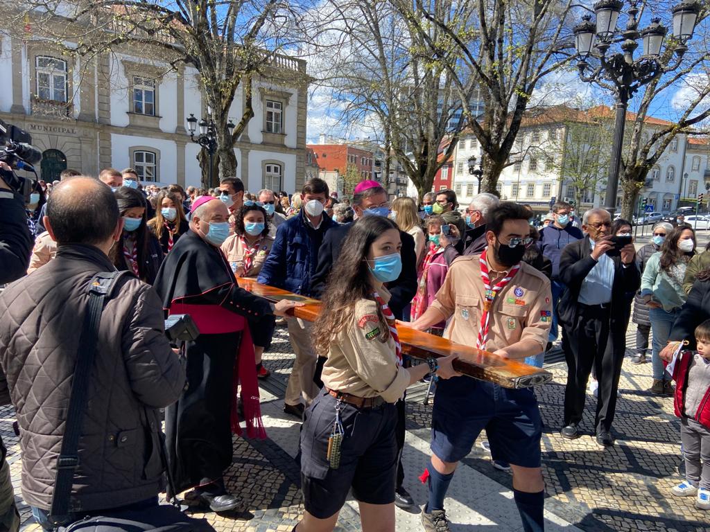  Símbolos da Jornada da Juventude recebidos por centenas de pessoas em Viseu - Jornal do Centro