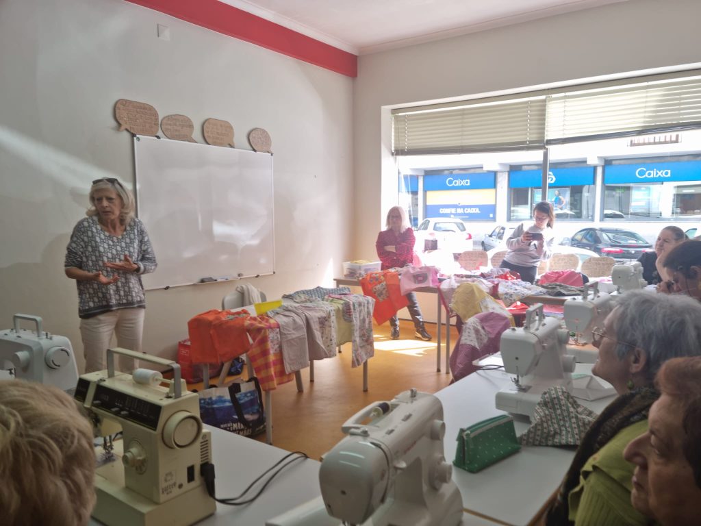  Universidade Sénior de Vouzela faz vestidos com tecidos reutilizados - Jornal do Centro