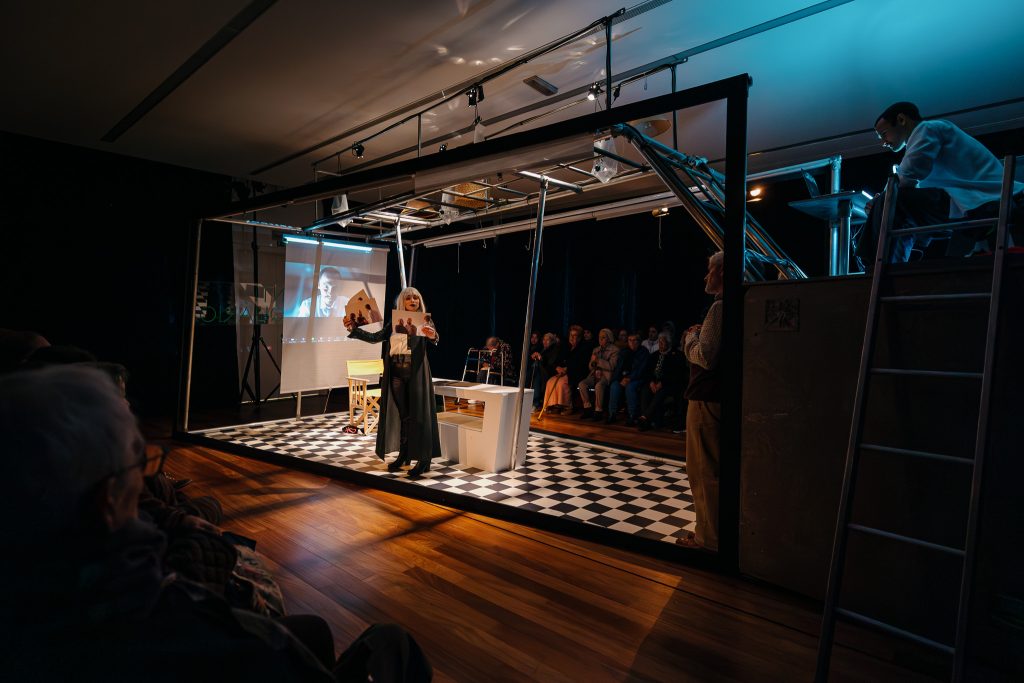  Peça policial sobe ao palco da ACERT este sábado - Jornal do Centro