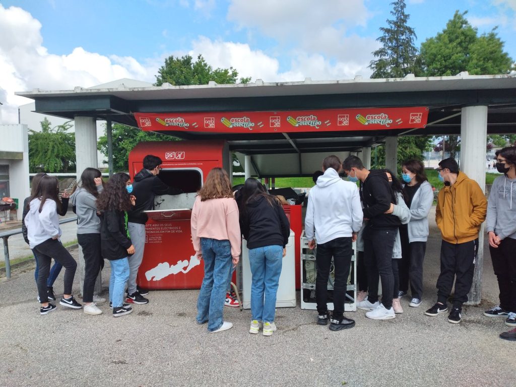  Escolas do distrito recolheram 39 toneladas de ‘lixo elétrico’ - Jornal do Centro