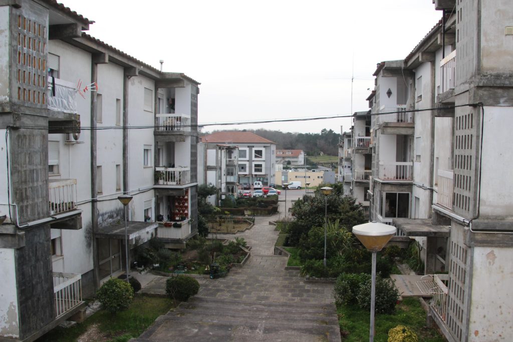  Casas de bairro de Santa Comba Dão recebem novo telhado três anos depois de tempestade - Jornal do Centro