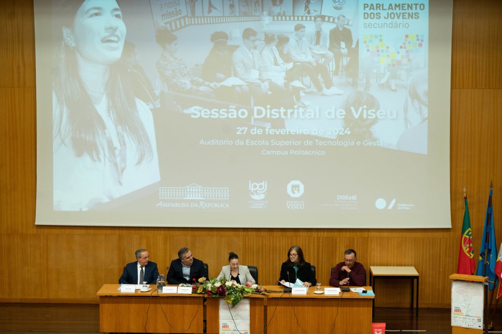  Alunos de Viseu querem aumentar participação dos jovens nos municípios - Jornal do Centro