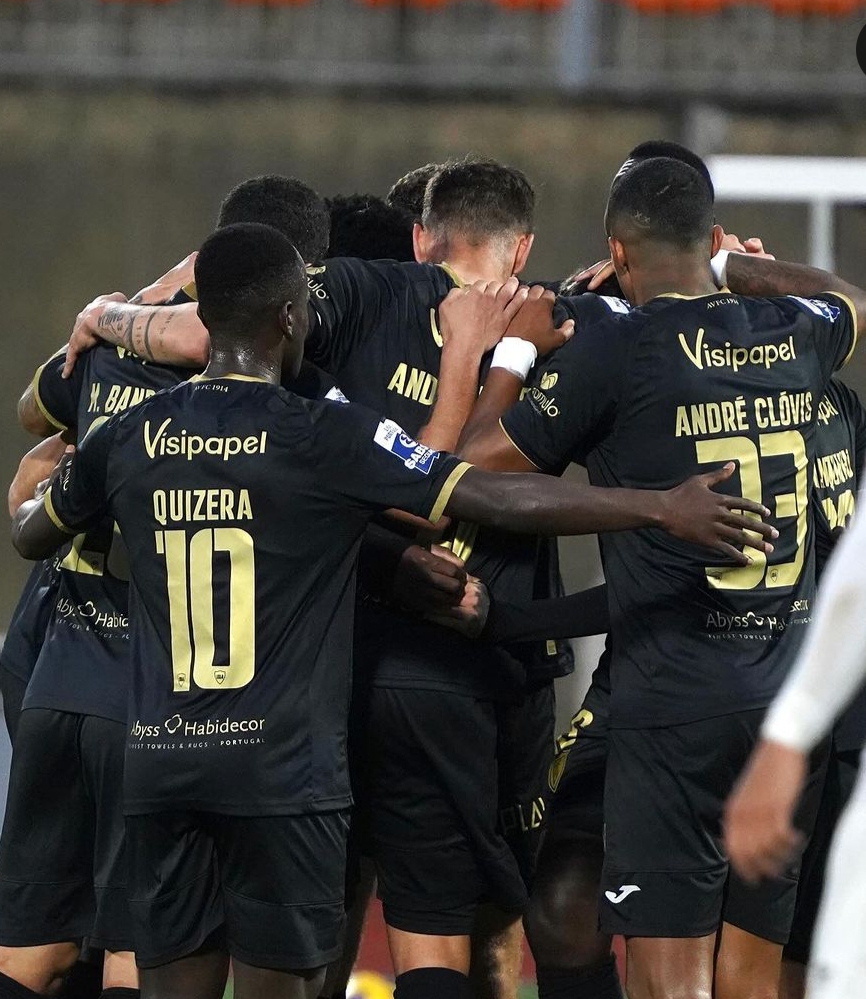  Académico de Viseu empata com o Santa Clara - Jornal do Centro