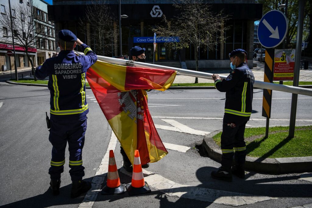  Óbito/Almeida Henriques: cortejo motorizado e minuto de silêncio à porta da Câmara - Jornal do Centro