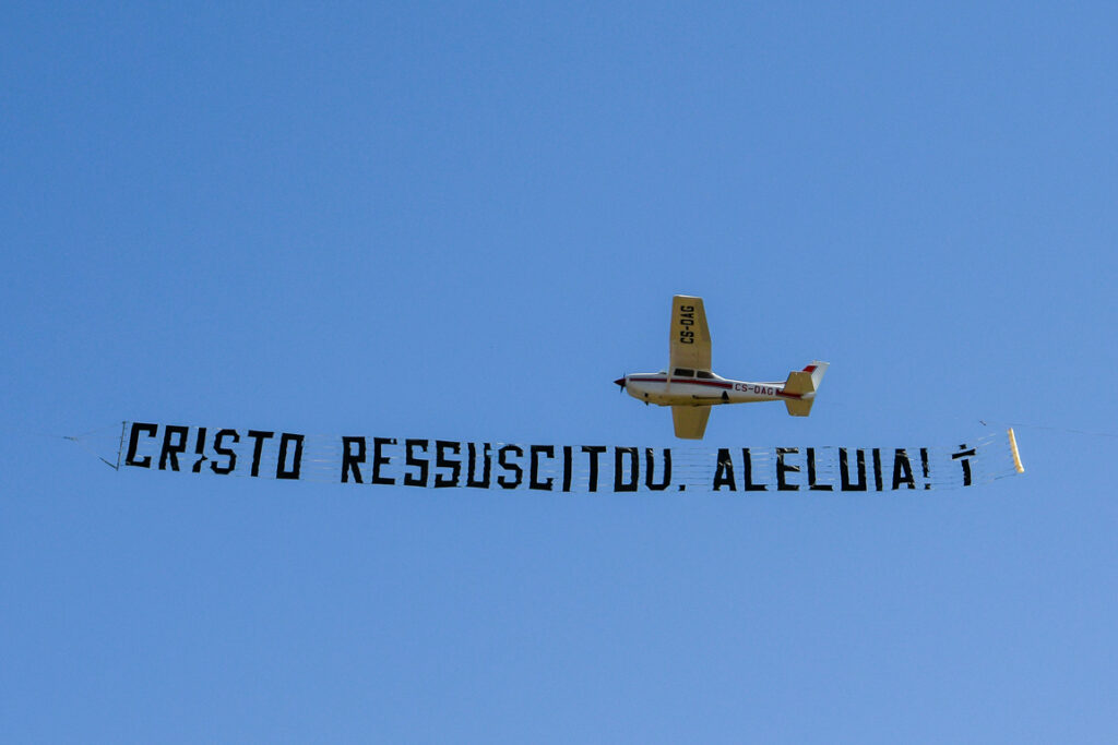  Páscoa: Este ano, em Viseu, o Cristo ressuscitado chegou pelos ares - Jornal do Centro