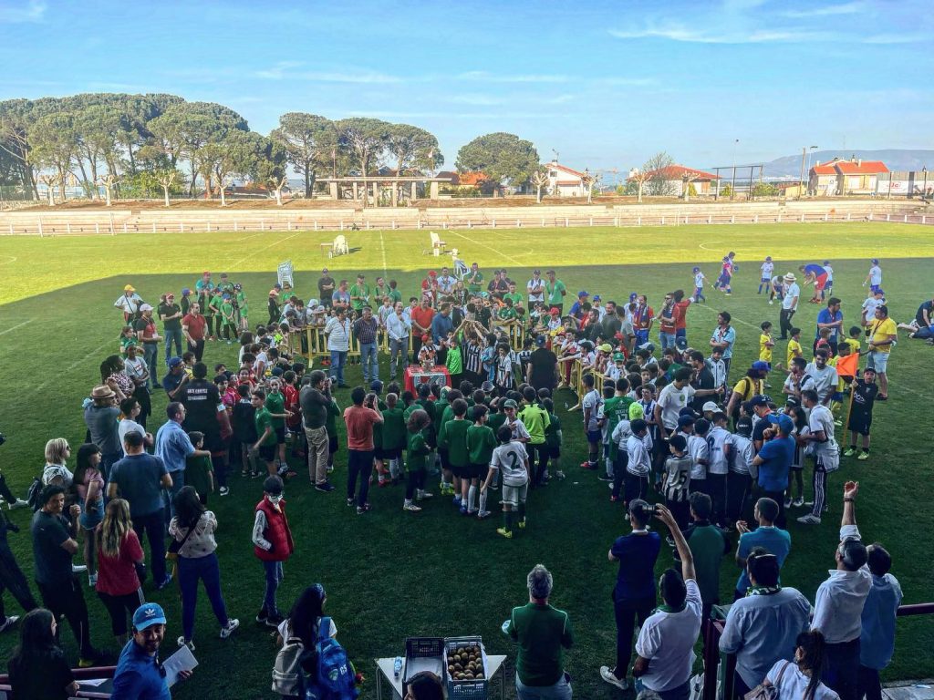  Uma bola de futebol e a paixão pelo jogo leva 400 jovens atletas a Nelas