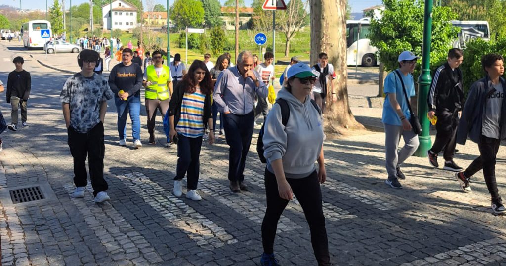  Mais de duas mil pessoas em caminhada para apoiar os Bombeiros Voluntários de Viseu - Jornal do Centro
