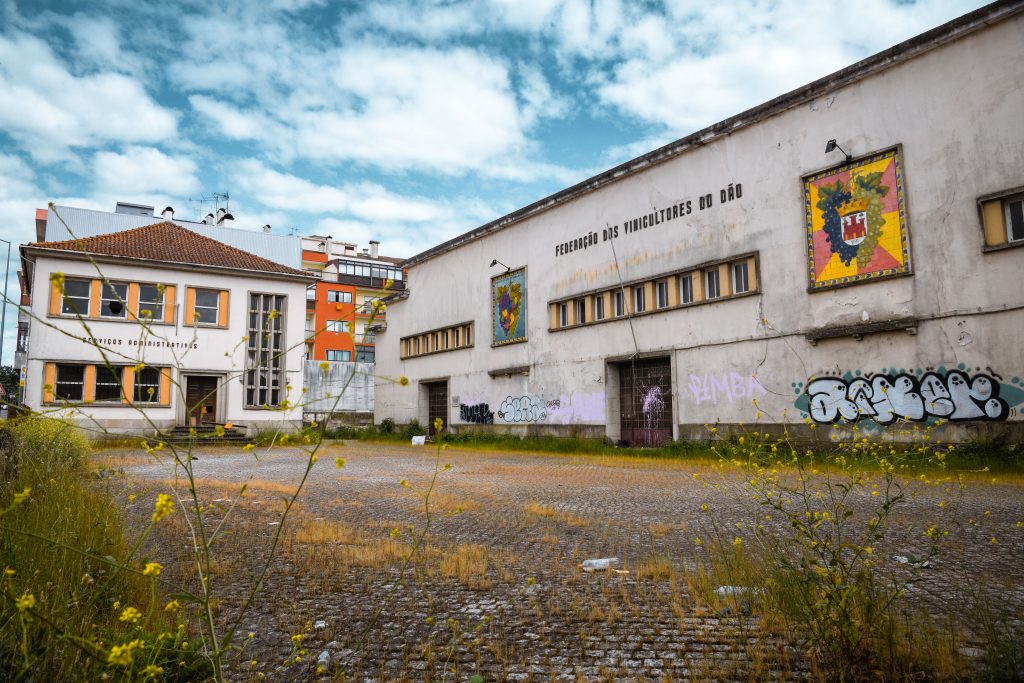  Edifício abandonado em Viseu continua à espera de ser Cidade do Vinho - Jornal do Centro
