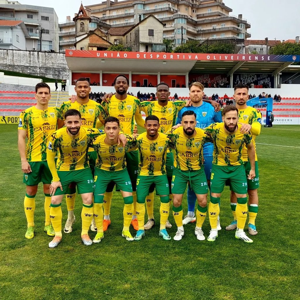  Nacional celebra subida à I Liga após vitória em casa do Tondela - Jornal do Centro