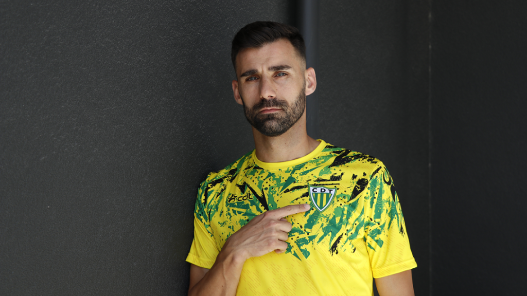  CD Tondela reforça ataque com a contratação de Roberto