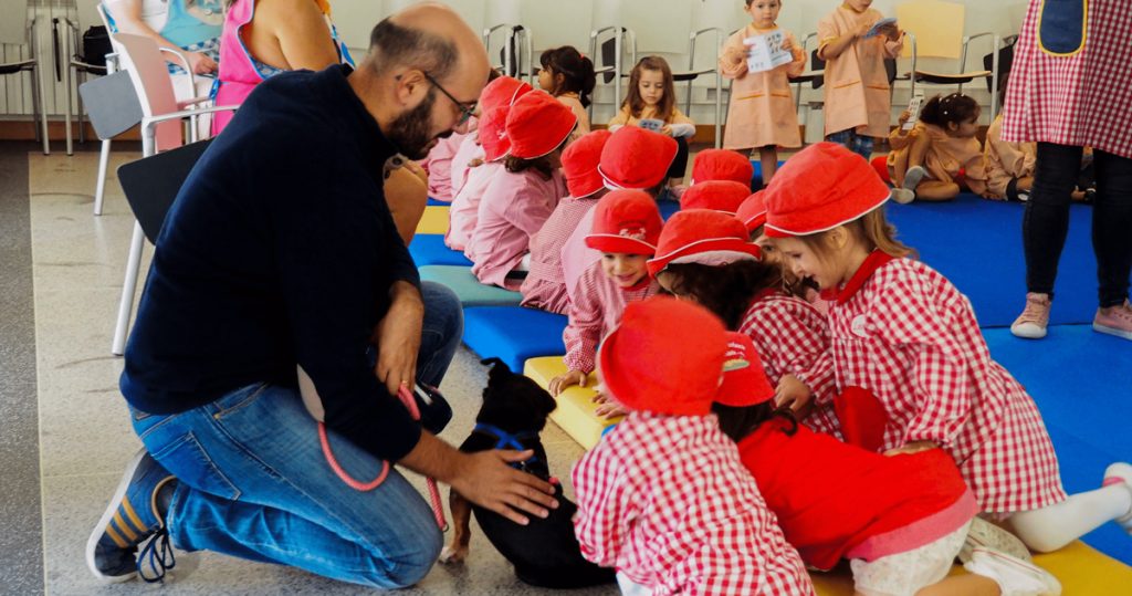  Crianças aprendem a tratar dos animais no dia a eles dedicado - Jornal do Centro
