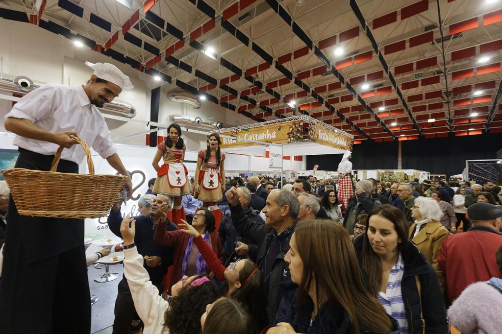  Presidente do PSD inaugura Festa da Castanha em Sernancelhe - Jornal do Centro