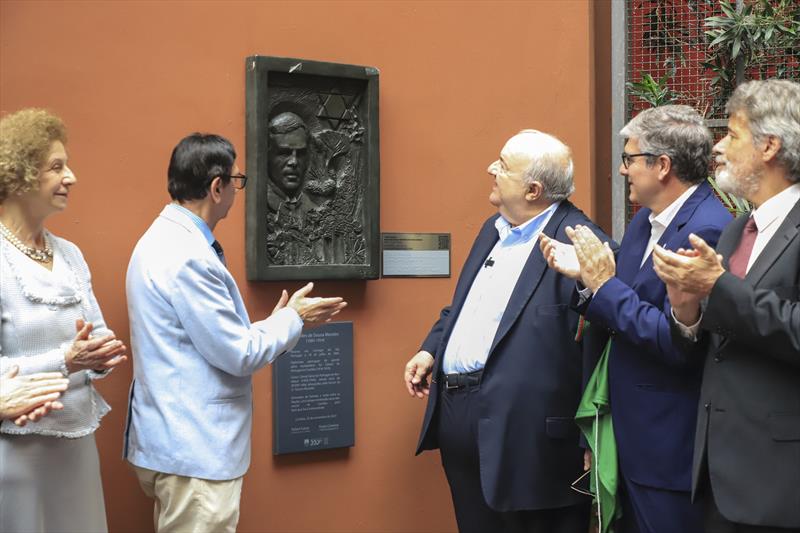  Aristides de Sousa Mendes homenageado com esculturas no Brasil e em Carregal do Sal - Jornal do Centro