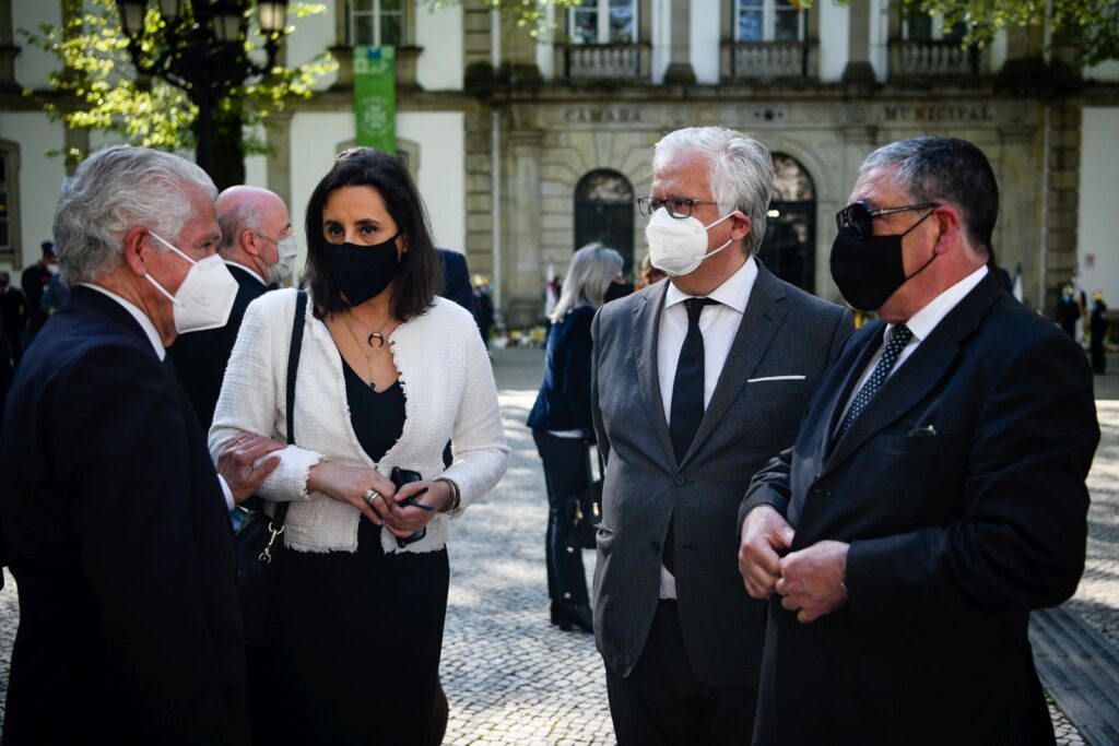  Amigos e figuras públicas no Rossio para o último adeus a Almeida Henriques - Jornal do Centro