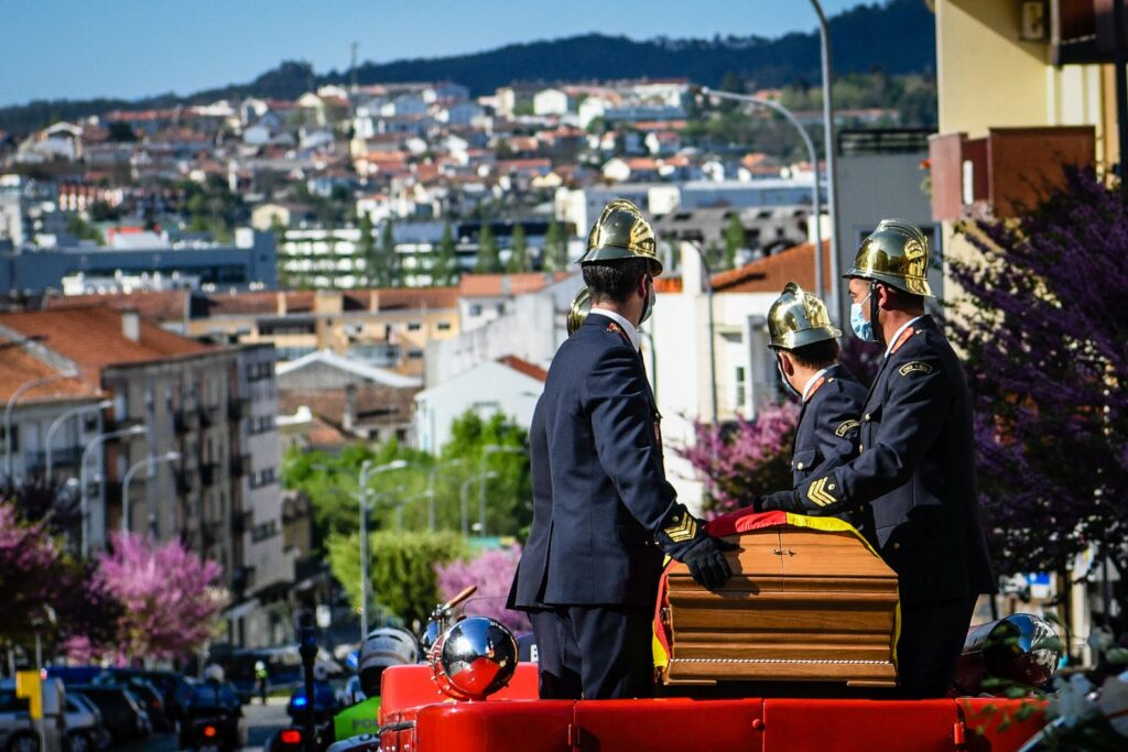  Despedida a Almeida Henriques com aplausos, lenços brancos e um silêncio ensurdecedor - Jornal do Centro