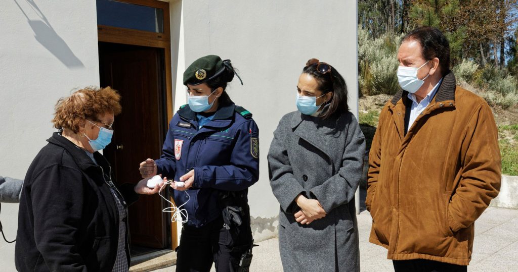  Dez idosos de Viseu já receberam botão SOS da GNR - Jornal do Centro