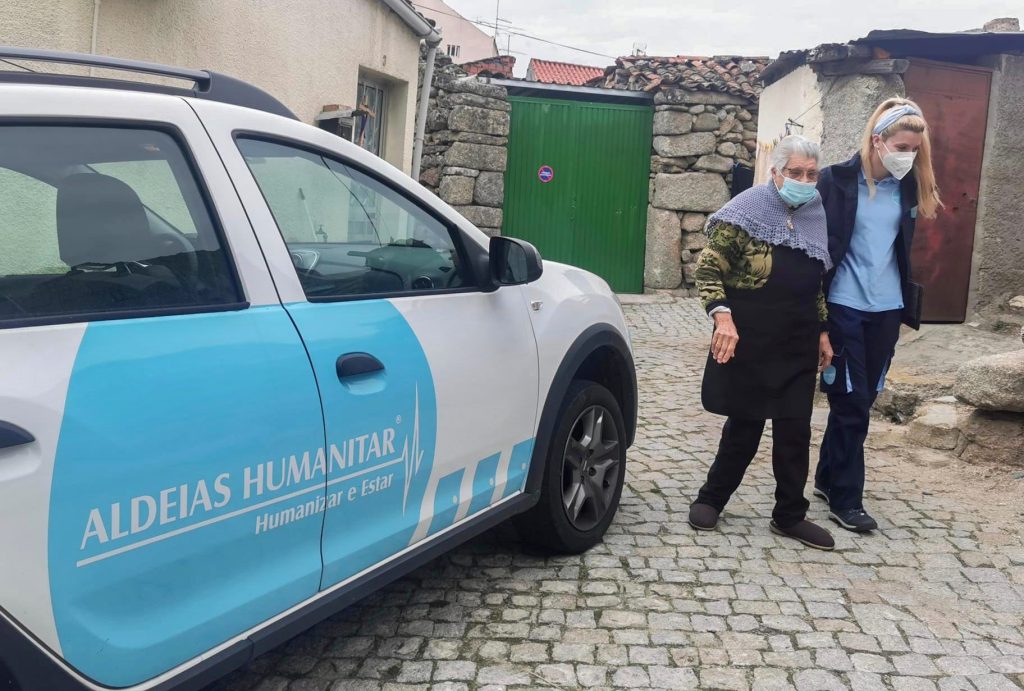  Primeira cuidadora comunitária no país ajuda idosos em Sernancelhe - Jornal do Centro