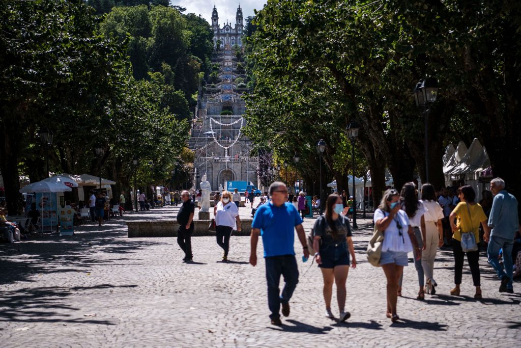  Mais de 20 expositores na Feira de Antiguidades e Velharias de Lamego - Jornal do Centro