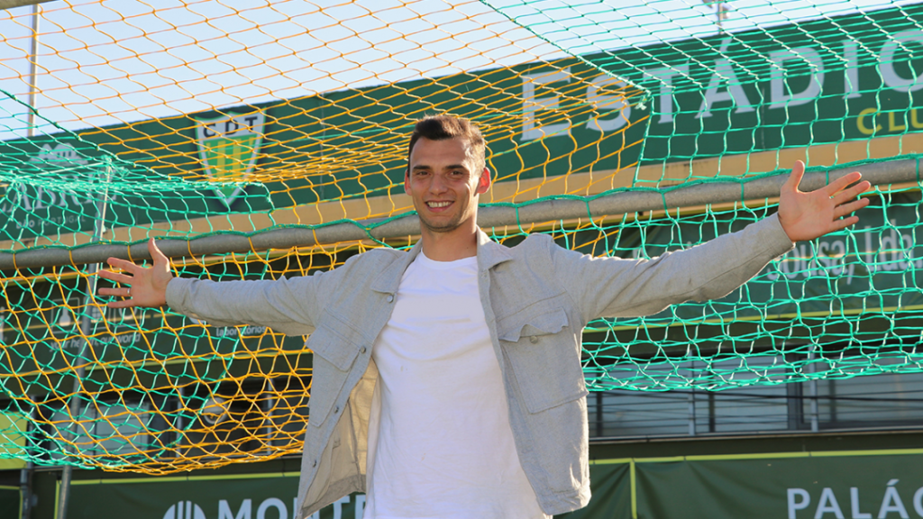  Guarda-redes Iuri Miguel assina pelo CD Tondela até 2025 - Jornal do Centro