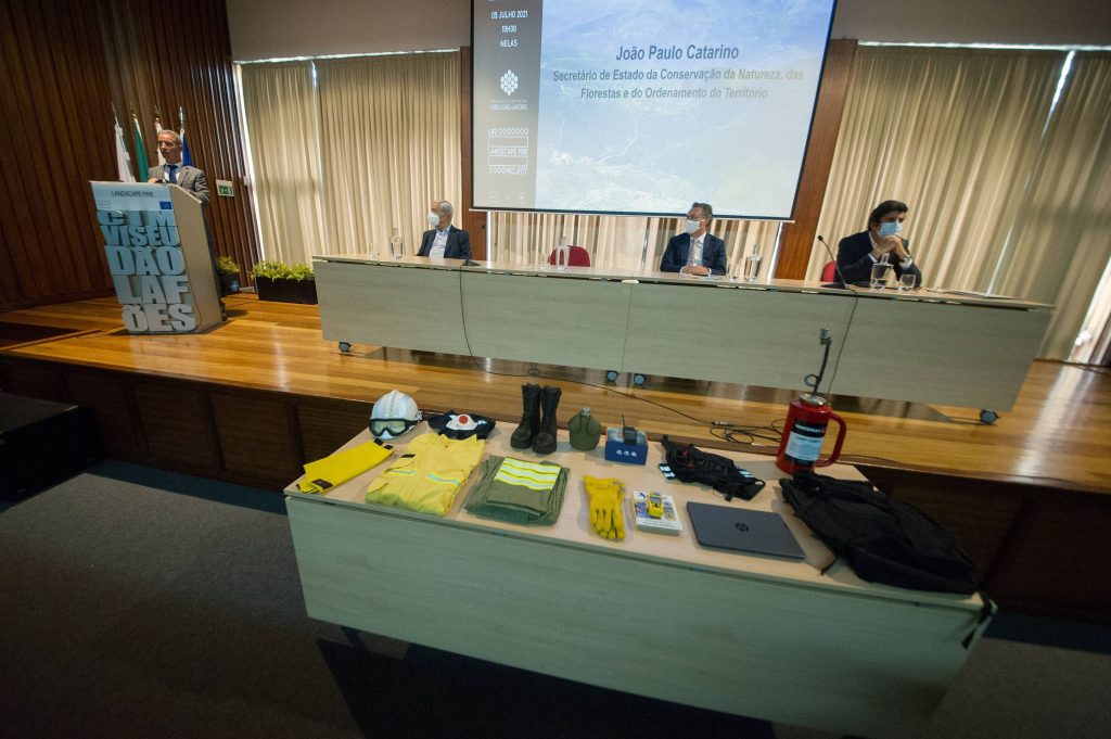  Zeladores da floresta recebem equipamento de proteção - Jornal do Centro