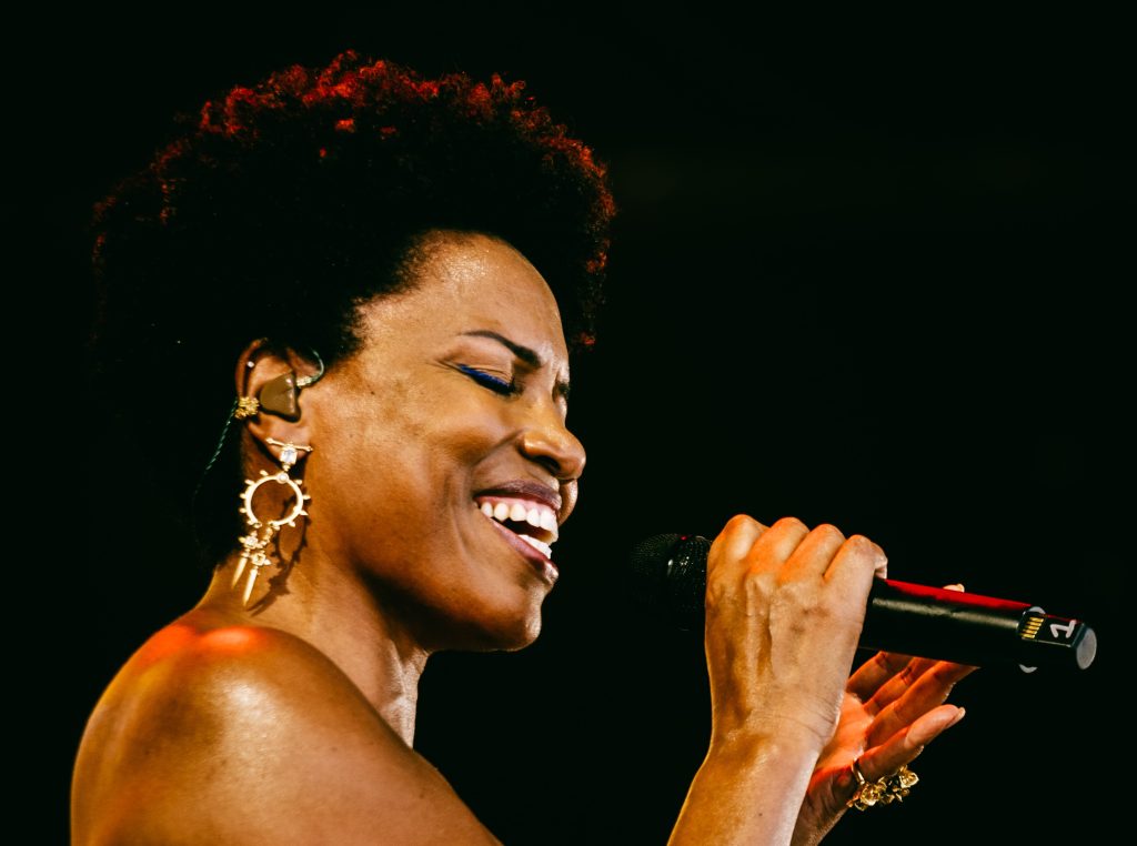  Entre a cultura portuguesa e a cultura cabo-verdiana, Lura vai cantar com Gira Sol Azul em Tondela e Viseu - Jornal do Centro