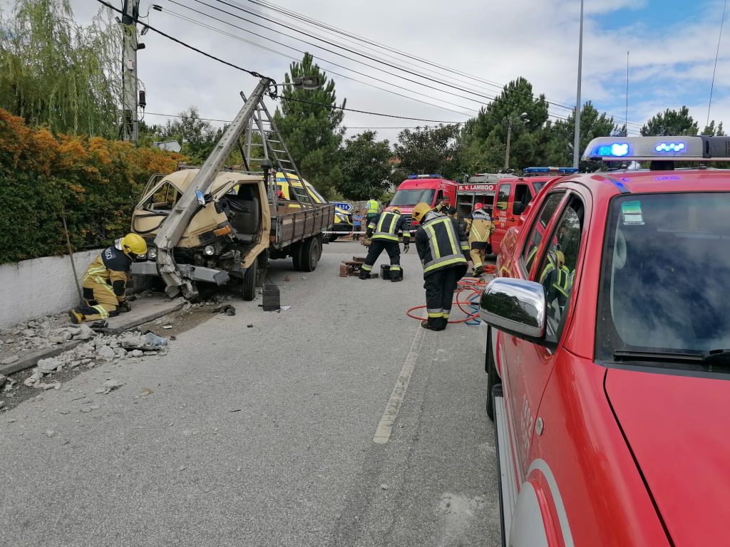  Carrinha da apanha da maçã despista-se e provoca três feridos - Jornal do Centro