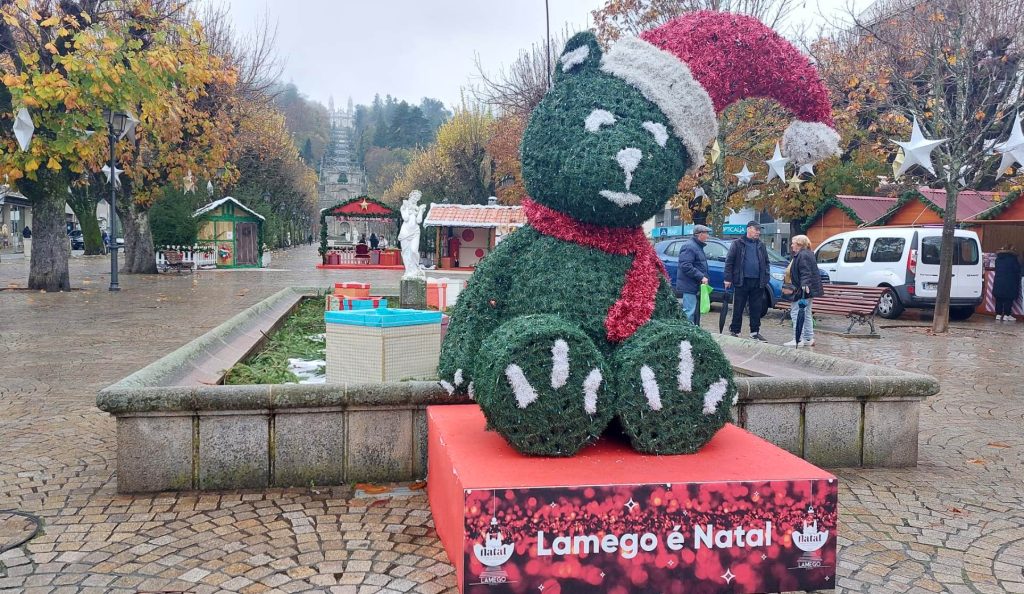  Lamego: Bolas roubadas, iluminação partida e decoração de Natal destruída - Jornal do Centro
