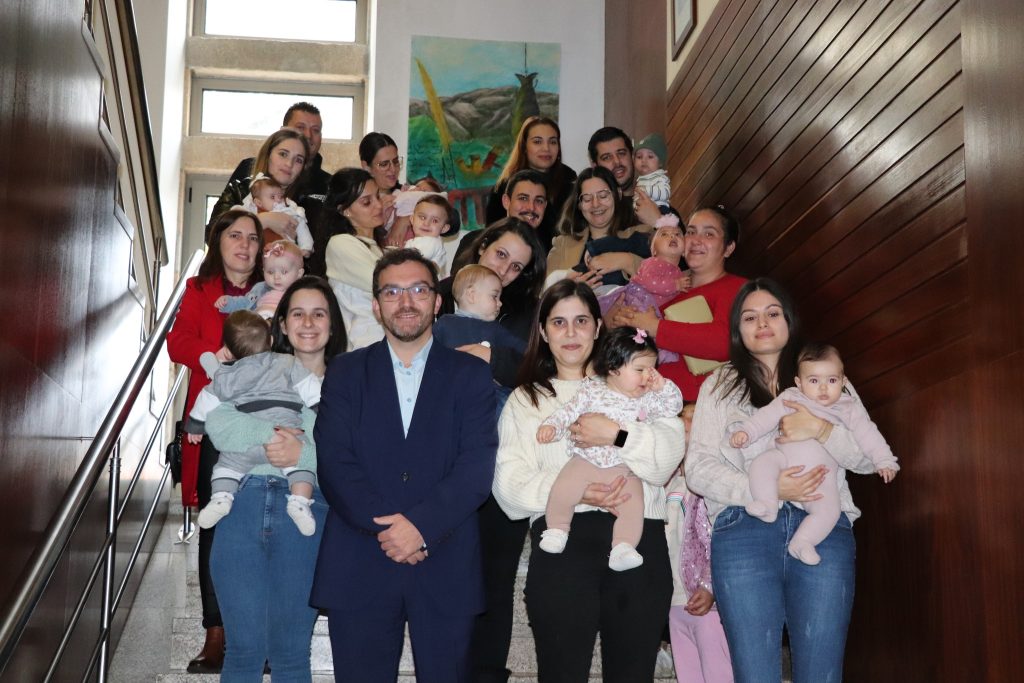  Famílias de Vila Nova de Paiva recebem 12 mil euros em apoios à natalidade - Jornal do Centro