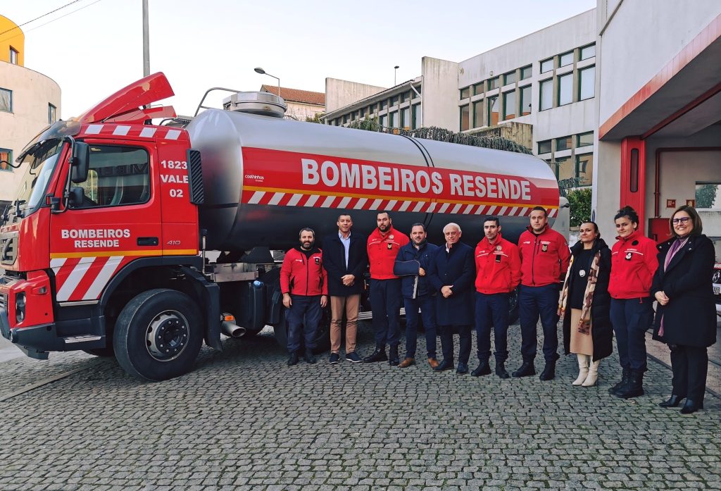  Bombeiros de Resende com novo camião-cisterna - Jornal do Centro