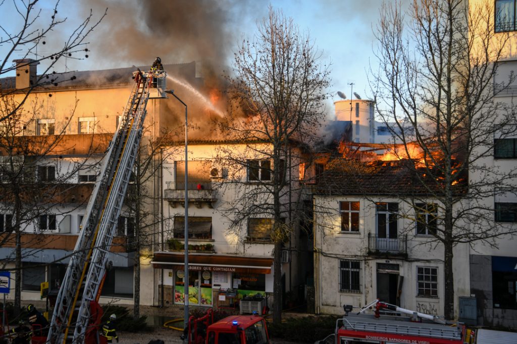  Incêndio em duas habitações mobiliza dezenas de bombeiros em Viseu - Jornal do Centro